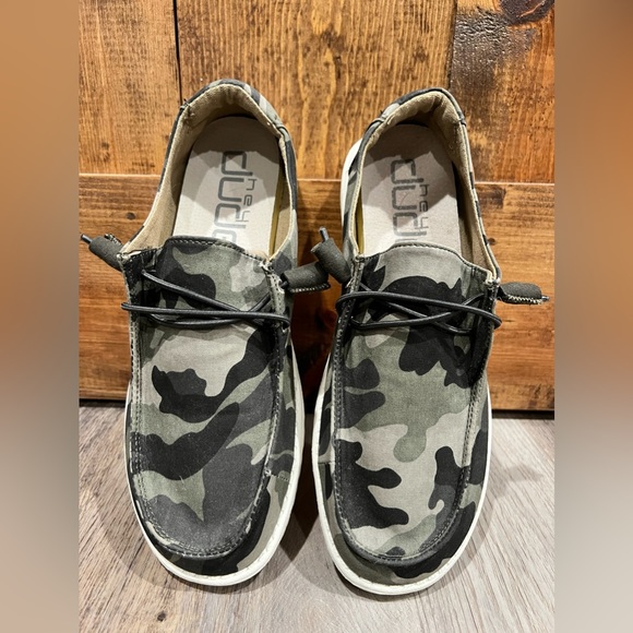 Hey Dude Shoes - Hey Dude Wendy Shoes Camo. Size 9